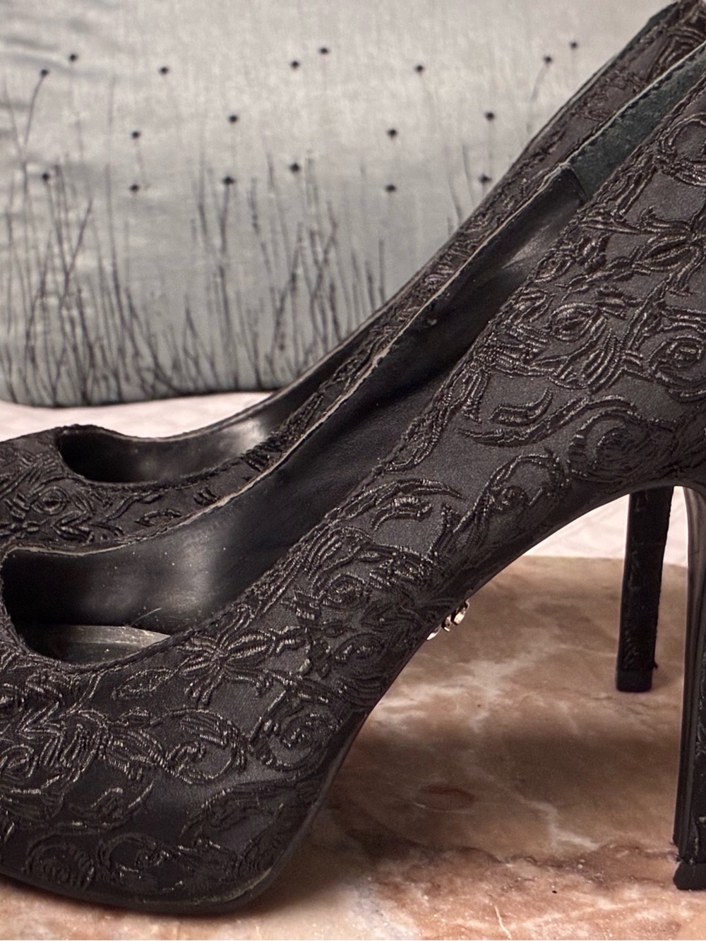 Vera Wang Black Lace peep toe Stilletto Pumps - Women's Dress Shoes